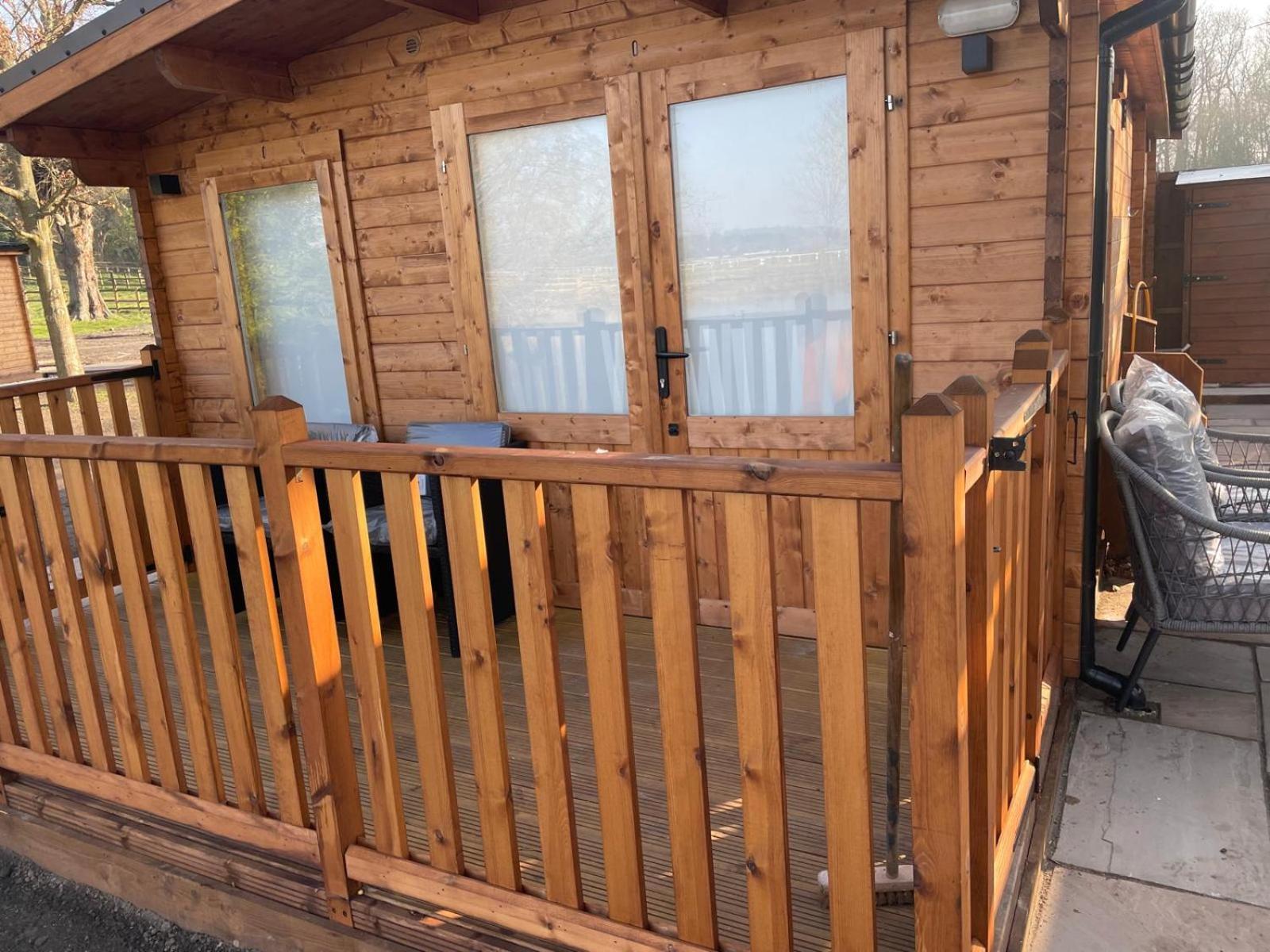 Lakeside 1, With Log Burning Hot Tub *