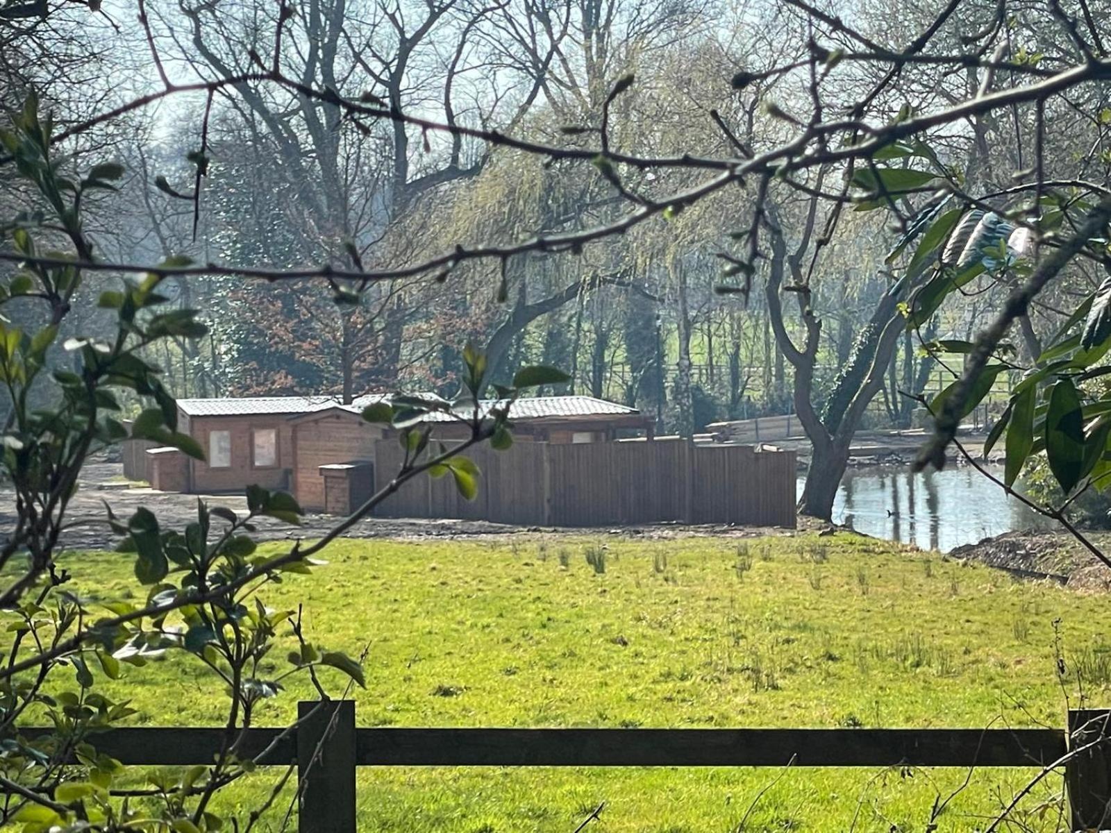 Lakeside 1, With Log Burning Hot Tub Everton (Nottinghamshire)