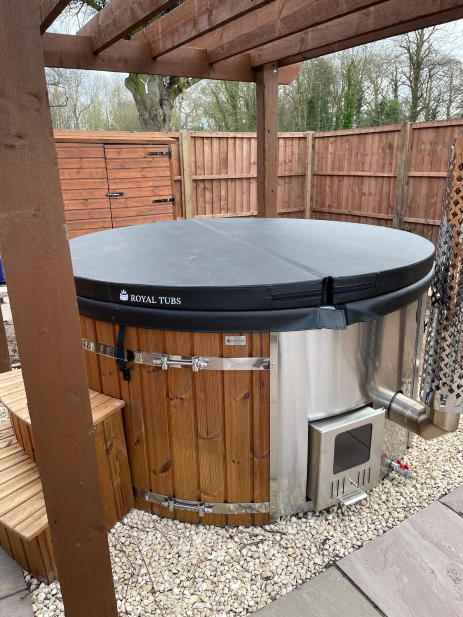 Lakeside 1, With Log Burning Hot Tub * Everton (Nottinghamshire)
