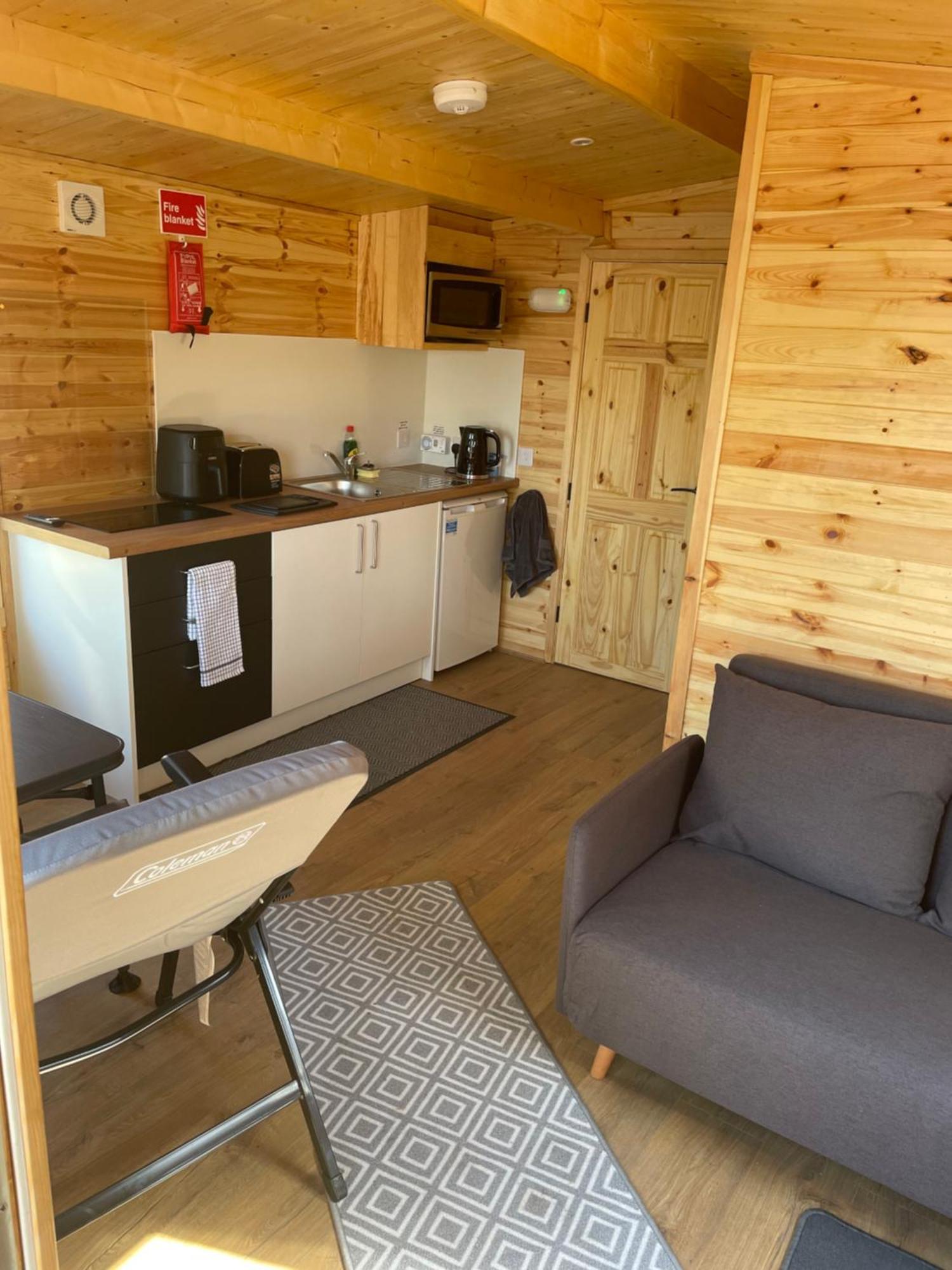 Lodge Lakeside 1, With Log Burning Hot Tub Everton (Nottinghamshire)