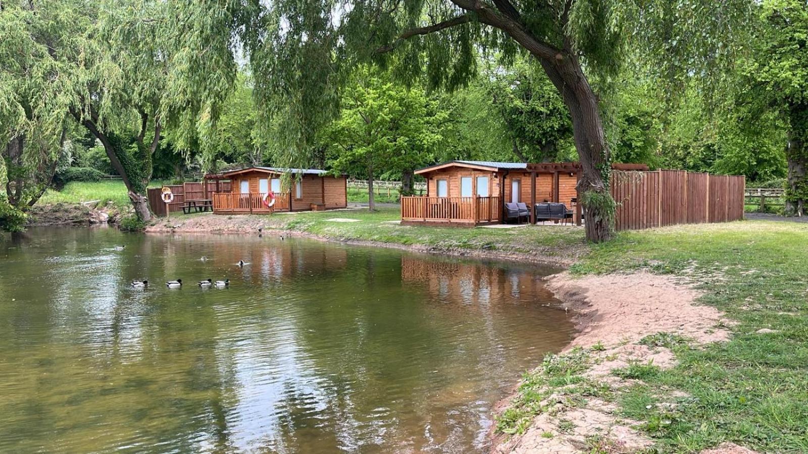 Lakeside 1, With Log Burning Hot Tub * Everton (Nottinghamshire)