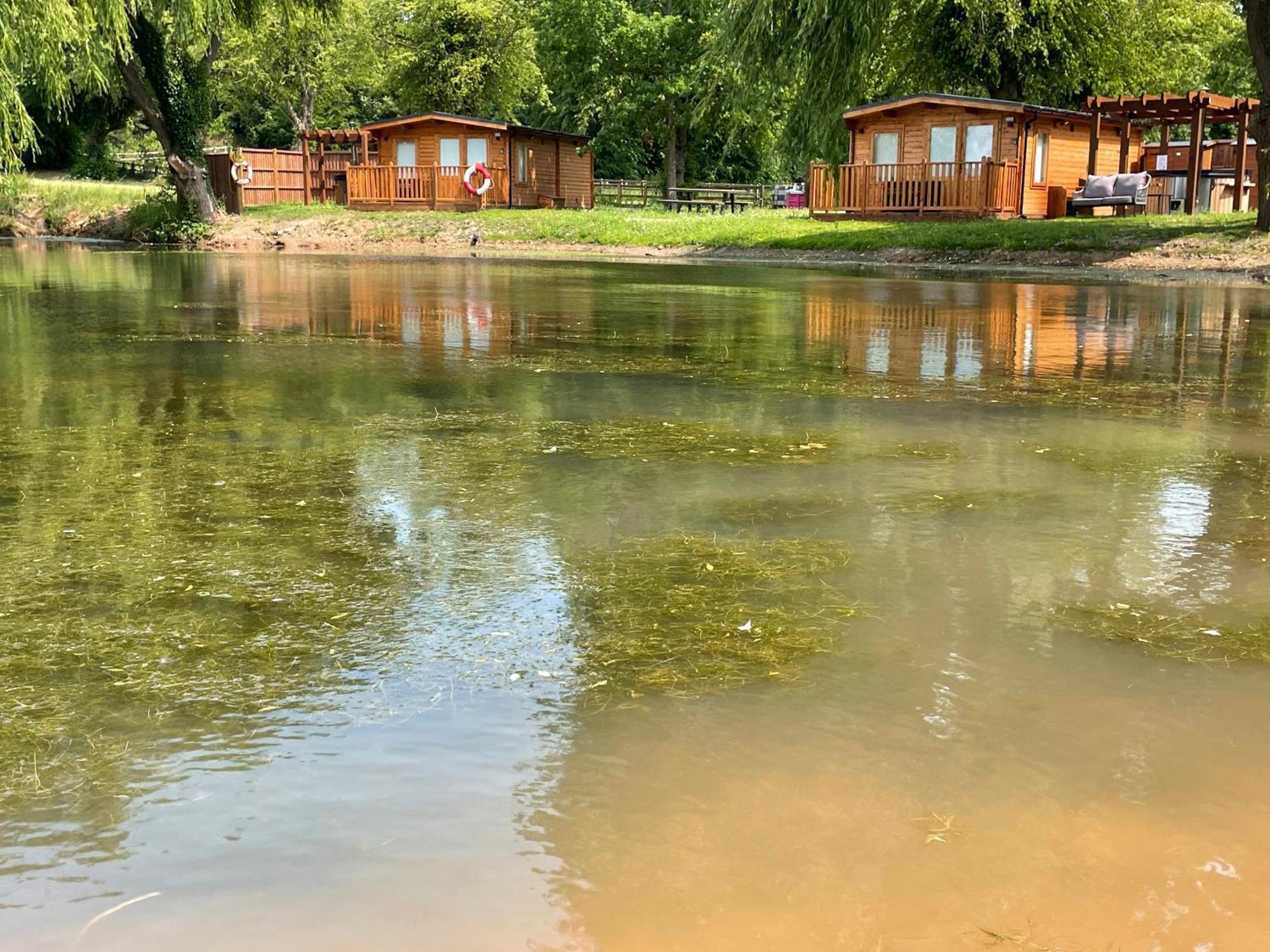 Lodge Lakeside 1, With Log Burning Hot Tub Everton (Nottinghamshire)