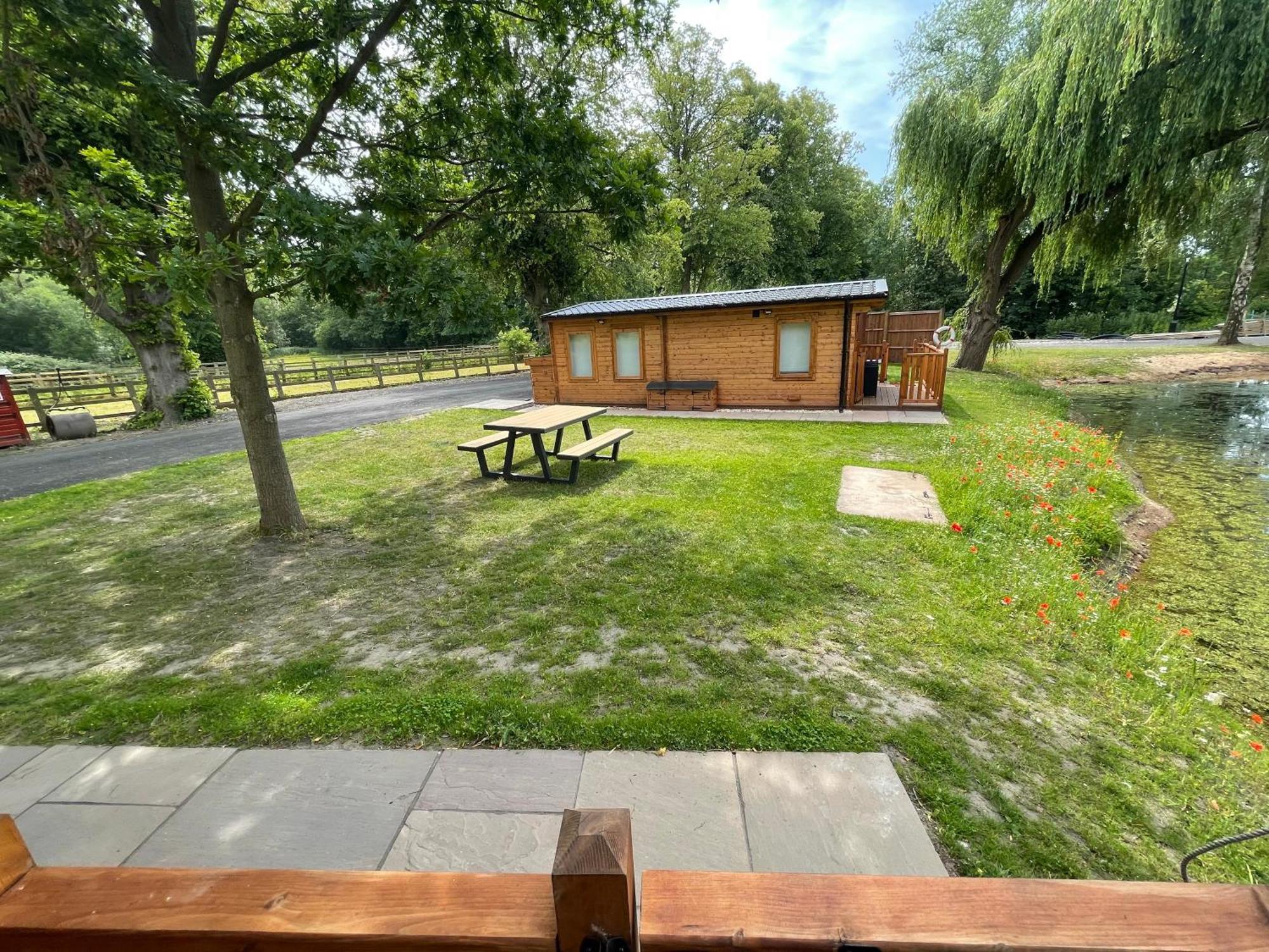 Lakeside 1, With Log Burning Hot Tub Lodge Everton (Nottinghamshire)
